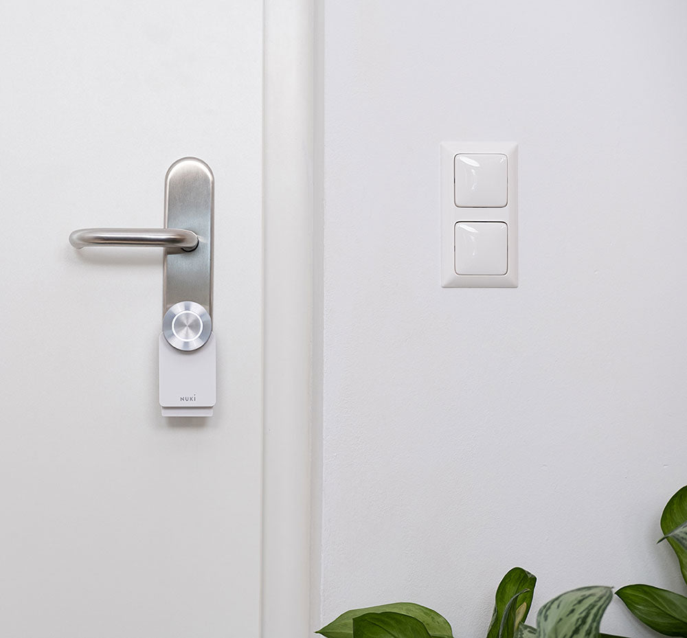 Incuietoarea inteligenta Nuki Smart Lock Pro gen.4 alba montata pe usa Incuietoarea inteligenta Nuki Smart Lock Pro gen.4 alba montata pe usa
